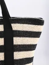 Bolso tipo tote Bali de paja con rayas horizontales negras y beige, con doble asa de hombro negra.