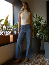 Jean wide leg de tiro alto, color azul, con pretina con pasadores, botón y cierre. Presenta bolsillos delanteros y traseros.