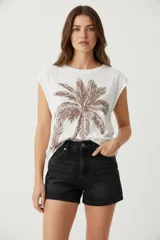 Blusa blanca con estampado de palmera marrón, de viscosa, con cuello redondo y mangas cortas.
