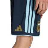Short de fútbol Adidas de la selección Argentina, modelo 26, color azul marino con detalles celestes. Presenta el escudo de la AFA bordado en la pierna izquierda y las tres tiras características de Adidas en los laterales.