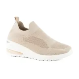 Championes deportivos color beige con plataforma blanca y detalle plateado en el talón.