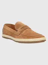 Mocasín color marrón claro de cuero descarne con suela de goma y detalle de yute trenzado en la entresuela.