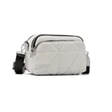 Bandolera color beige con diseño acolchado en forma de rombos. Tiene correa larga regulable de color negro, cierre superior y logo de la marca en el frente.