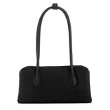 Cartera de hombro negra con doble asa corta y logo triangular metálico plateado de Guess en el frente.
