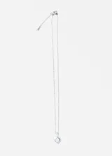 Cadena dorada de acero quirúrgico con dije circular con una piedra blanca rodeada de pequeñas circonitas.