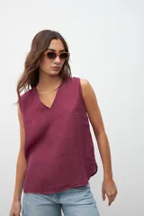 Musculosa color borgoña con escote en V y corte recto.