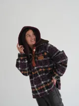 Buzo canguro oversize con capucha y cuello alto, confeccionado con paños de lana estampados.