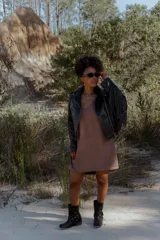 Vestido corto color marrón con breteles finos y escote en V.