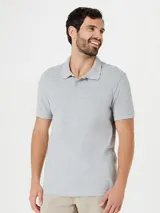 Camiseta tipo polo de manga corta, color azul oscuro, con cuello y tapeta de dos botones.