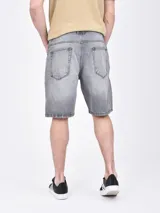 Bermuda blanca de jean de corte recto.