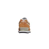 Championes urbanos New Balance modelo 574, color marrón con detalles en blanco, confeccionados en gamuza y malla, con logo "N" característico en los laterales y entresuela ENCAP.