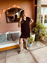 Minivestido negro tejido en lurex metálico con cuello en V y mangas cortas.