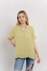Blusa color verde agua de lino, con cuello mao y escote en V abotonado.