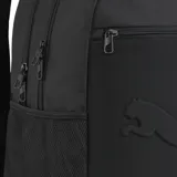 Mochila Puma modelo Buzz, color negro, con gran logo Puma en relieve en el panel frontal. Presenta un bolsillo superior con cierre y un bolsillo lateral de malla.