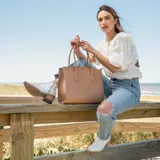 Botines de cuero vacuno color blanco con diseño bordado, taco de madera foliado en cuero de 5cm, cierre del lado interior y horma de punta fina.