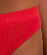 Bombacha bikini hilo color rojo, con textura acanalada y cintura con lettering.