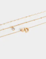 Collar corto dorado multicadena con dije de corazón y letra R.