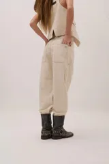 Pantalón jean slouchy de tiro medio, color gris oscuro con efecto desgastado y terminación fruncida en el bajo.