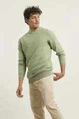 Sweater marrón de punto fino con cuello redondo y mangas largas.