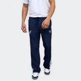 Pantalón deportivo azul marino de nylon con laterales en contraste blanco con botones a presión y logo del Club Nacional de Football y Umbro estampados.