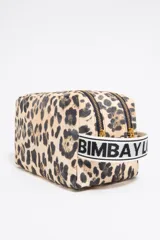 Neceser Bimba y Lola con estampado de limones y naranjas, asa de mano con logo de la marca, cierre con cremallera y bolsillo interior.