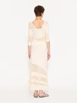 Pollera larga negra de tejido de punto con organza transparente en la parte inferior.