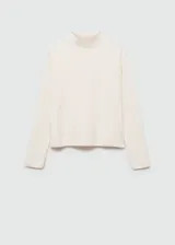 Suéter de punto fino color crudo, con cuello alto y mangas largas.