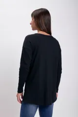Remera negra de manga larga con cuello redondo y corte holgado.