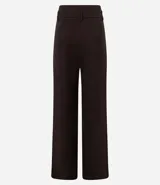 Pantalón de vestir marrón chocolate, de corte recto, con cintura alta, trabillas para cinturón, cierre con botón y cremallera, pliegues frontales y cinturón con hebilla.