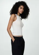 Musculosa blanca de punto de canalé con cuello redondo y tirantes anchos.