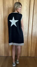 Vestido corto negro de tejido de algodón, con cuello redondo y sin mangas. Presenta una estrella estampada en color gris en la espalda.