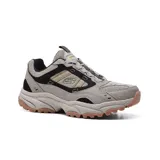 Championes Skechers Vigor AT Three Corners para hombre, color gris con detalles en negro y marrón. Capellada de gamuza y material sintético con cordones elásticos. Plantilla acolchada Skechers Air-Cooled Memory Foam y suela de tracción flexible.