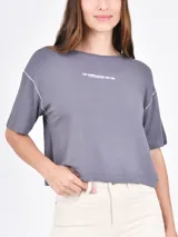 Remera gris con cuello redondo, mangas cortas y estampado frontal con la frase "Too complicated for you" en letras blancas.