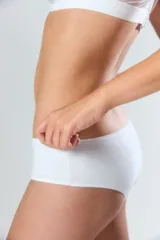 Culotte negro de algodón con cintura elástica.