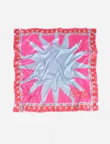 Pañuelo cuadrado de poliéster color rojo con diseño de sol celeste y blanco. Tiene borde con texto "Charrúa Uruguay Since 2015" y estrellas.