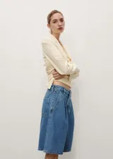 Short de jean azul de corte ancho y largo a la rodilla.