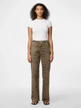 Pantalón jean de corte recto con estampado animal print, tiro alto, bolsillos delanteros y traseros, y trabillas para cinturón.