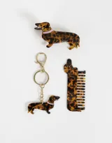 Set de accesorios para el pelo con diseño de perro salchicha en carey, incluye un peine, un broche y un llavero.
