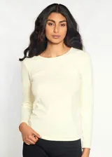 Camiseta de manga larga color crema, de tejido grueso y corte ajustado.