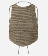 Crop top de encaje color verde militar, con cuello halter y espalda descubierta.