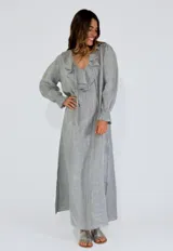 Vestido largo color gris, de lino, con escote en V con volados y lazos.