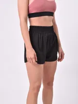Short deportivo negro con cintura elastizada.