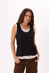 Musculosa negra de algodón rib con doble capa, calce relajado y textura suave.