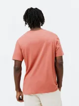 Camiseta básica de manga corta, cuello redondo y calce regular, color rojo jaspeado.