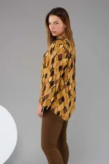 Camisa de manga larga con estampado de hojas en tonos mostaza, marrón y negro.