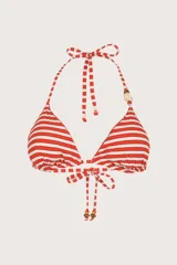 Top de bikini triangular reversible con estampado de hojas rojas y blancas, con tiras finas a rayas rojas y blancas. Presenta cuentas decorativas en los tirantes.