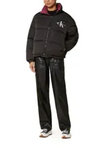 Campera reversible de poliéster impermeable color borgoña con logo Calvin Klein Jeans estampado en blanco. Un lado es liso y el otro tiene un diseño con monogramas.