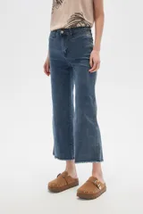Pantalón jean blanco, recto y de calce alto con terminación desflecada.