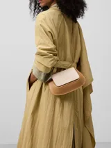 Mini bolso bandolera bicolor, con solapa y cierre magnético. Tiene un compartimento, tarjetero, asa larga regulable y logo grabado.