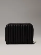 Billetera Calvin Klein negra acolchada con cierre de cremallera, logo plateado en el frente, cuatro ranuras para tarjetas, dos ranuras de seguridad, billetero y bolsillo monedero.